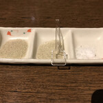 月の蔵人 - 豆腐用の塩三種 左から わさび塩 なまら塩(昆布塩) 琴引の塩