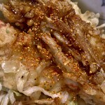 天ぷら小料理 久 - えのき茸天ぷらに
            七味唐辛子を振る