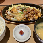 やよい軒 - 牛カルビ&ホルモン焼き定食の全景(๑╹ω╹๑ )