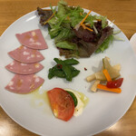 城下町のイタリアン マゴトラ - サラダと前菜盛り合わせ