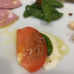 城下町のイタリアン マゴトラ - トマトバジルチーズ、最高の組み合わせ