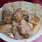 ラーメン二郎 - 小ブタなのにブタがスゴイ！