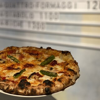 目の前で焼く、窯焼きPIZZAがビールに合う！