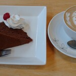カフェ・ド・コポリ - ケーキとカプチーノ