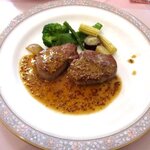 ベルクール - 豚ヒレ肉のポワレ・季節野菜添え・ロベールソース！