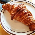 Tiong Bahru Bakery - 美しい層と焼き色に惚れぼれ！本場フランス並みにバターが香る、クロワッサンS＄3.50