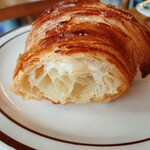 Tiong Bahru Bakery - パリッと弾ける極薄の繊細な表面、層は1枚1枚厚みがあり、しっとり＆もっちりバターの豊かな香り