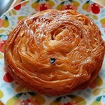 Tiong Bahru Bakery - バリッと分厚いお砂糖のコーティングが贅沢！バターとお砂糖が重なる力強く華やかな味、クイニーアマンS＄4.50