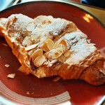 Tiong Bahru Bakery - ずっしり重量感が伝わるリッチな仕上がり、端っこはクロワッサンらしいザクザクした香ばしさ、アーモンドクロワッサンS＄4.80