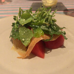 restaurant Noël - サーモンフュメとフルーツトマトのサラダ。