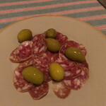 restaurant Noël - まだ飲みたい！とわがまま言ってサラミとオリーブを。