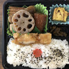 旬香 - 料理写真:こちらは冷蔵庫に入っていたレンチン専用弁当　250円とさらにお得小梅あたたかいの嫌なのでレンチン前にパクリっつまみ喰い