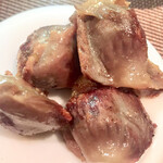 Abats. - アミューズの砂肝のコンフィ　温めてあって香りが素晴らしい　食欲全開の合図です！