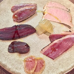 Abats. - 長期熟成の豚 鹿 鴨などが出てきました