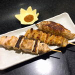 三酉屋 - 左からねぎま、かわ、つくねを塩で