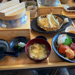 五穀 - 天ぷら盛り合わせとお刺身定食