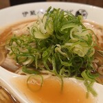 打ち立て中華そば 伊蔵八 - 中華そば@¥750+大盛¥100　photo by xperia