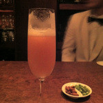 バー オスカー - ベリーニ。少し飲んでしまいました。白桃が美味しい初夏に頂きました。