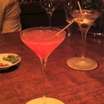 バー オスカー - マティーニとお店のオリジナルカクテル。おまかせでお願いしたら、着物と帯の色に合わせてくれたようでした♪