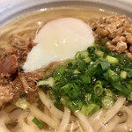 Hakata Akachokobe - ベースのうどんは、冷かけ〜トピは温玉坂東、かしわ肉、納豆で親子ww