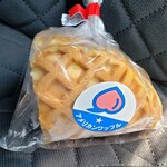 岡村製パン店 - アメリカンワッフル　中身はクリームと黄桃