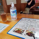 Tonkatsu Yamato - 手指消毒のハンドジェルと冷たい麦茶