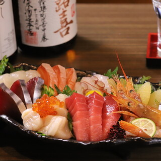 厳選された鮮魚とおいしい日本酒揃ってます。
