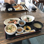 安心食堂 潮彩 - あさり炊き込みご飯、イサキ照焼き、刺身、1100円