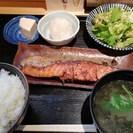 魚と酒 宍くら - 厚切り鮭炭火焼き定食