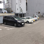 Sumibiyaki Tori Raku - 専用駐車場は計８台ありますから なんとか