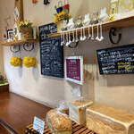 パン・プティ - 内装が女の子の部屋みたい。食パンも残ってました。