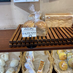 パン・プティ - ぶどうパンもあります。