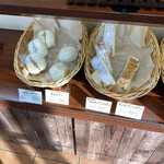 パン・プティ - 白いパンもあり。