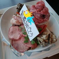 天空焼肉 星遊山 - 肉ケーキ (熟成タン.和牛赤身.和牛ハラミ.和牛カルビ.プラチナポーク.清流鶏)