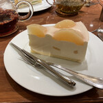 ハーブス - 季節の桃のレアチーズ　チーズケーキ部分の弾力がすごい