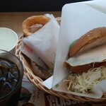 フレッシュネスバーガー - スパムバーガーとオニオンリングとドリンクのセットで900円(税込)