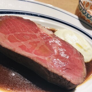 Wagyu beef x Saigo black beef "extra thick" roast beef 1500 yen!