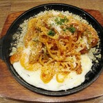 洋食屋 クローバー - 『卵を落とした鉄板ナポリタン』