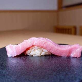 定番のお鮨はもちろん、デカネタ鮨やびっくりする一品で大満足！