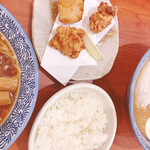 越後秘蔵麺 無尽蔵 - ごはん鶏唐揚げセット300円