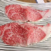 個室焼肉匠 - 真ん中膨らんでるでしょ！これお寿司です。