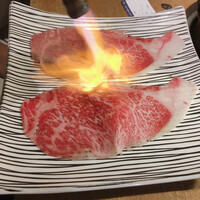 個室焼肉匠 - こんな感じで炙ります。