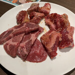 Kokusangyuu Yakiniku Kuidon - 先付けのお肉、牛タン、牛ヒレ、角切カルビ