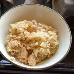 釜めしと鉄板酒家 三好屋 - いざ食べてみると、醤油ベースの下味が染み込んだご飯にキレの良い旨味が効いた鮭、プチッと弾けるような食感とオイリーなウマさが癖になるイクラが合わさって口福な美味しさに満足！