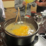 森のおはな - おじやに卵を回し入れ