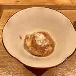 一碗水 - 無花果皮蛋豆腐(絹ごし豆腐とピータンの裏越し　干し海老、ドライイチジク、カシューナッツとイチジクのソースで カシューナッツと淡雪塩)