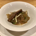 一碗水 - 牛肉炒手工粉皮(手作り板春雨 黒毛和牛イチボ 黒酢風味)