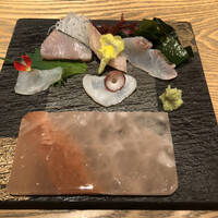 築地青空三代目 大名古屋ビルヂング店 - 岩塩でお刺身をいただきます