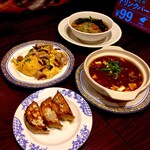 バーミヤン - 半ラーメンと餃子3個のセット・豚肉とキクラゲ炒め・コク旨マーボー豆腐