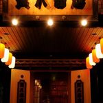 Torahachi Shouten - 高知の魅力を伝える居酒屋　　お店の前では、龍馬の言葉でお出迎え。圧巻の迫力がある入口から、各種充実の個室やテーブル席へご案内いたします。デートから宴会まで多様な使い方ができます。